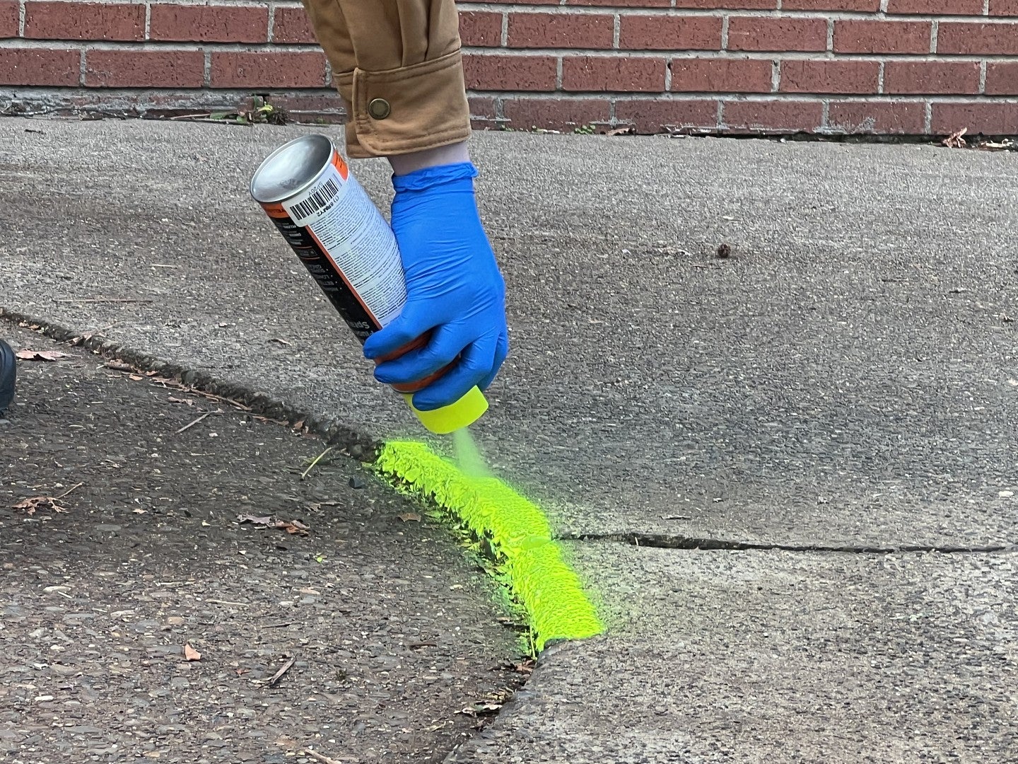 Person using aerosol can to apply spray paint