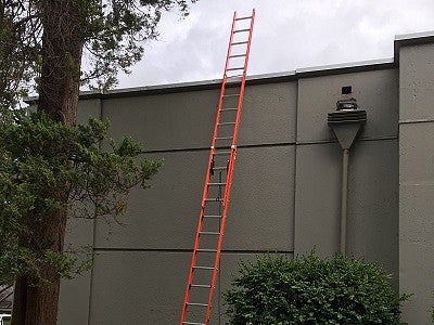 Extension ladder to roof