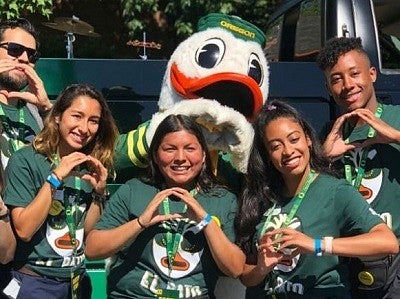 UO student volunteers and the duck